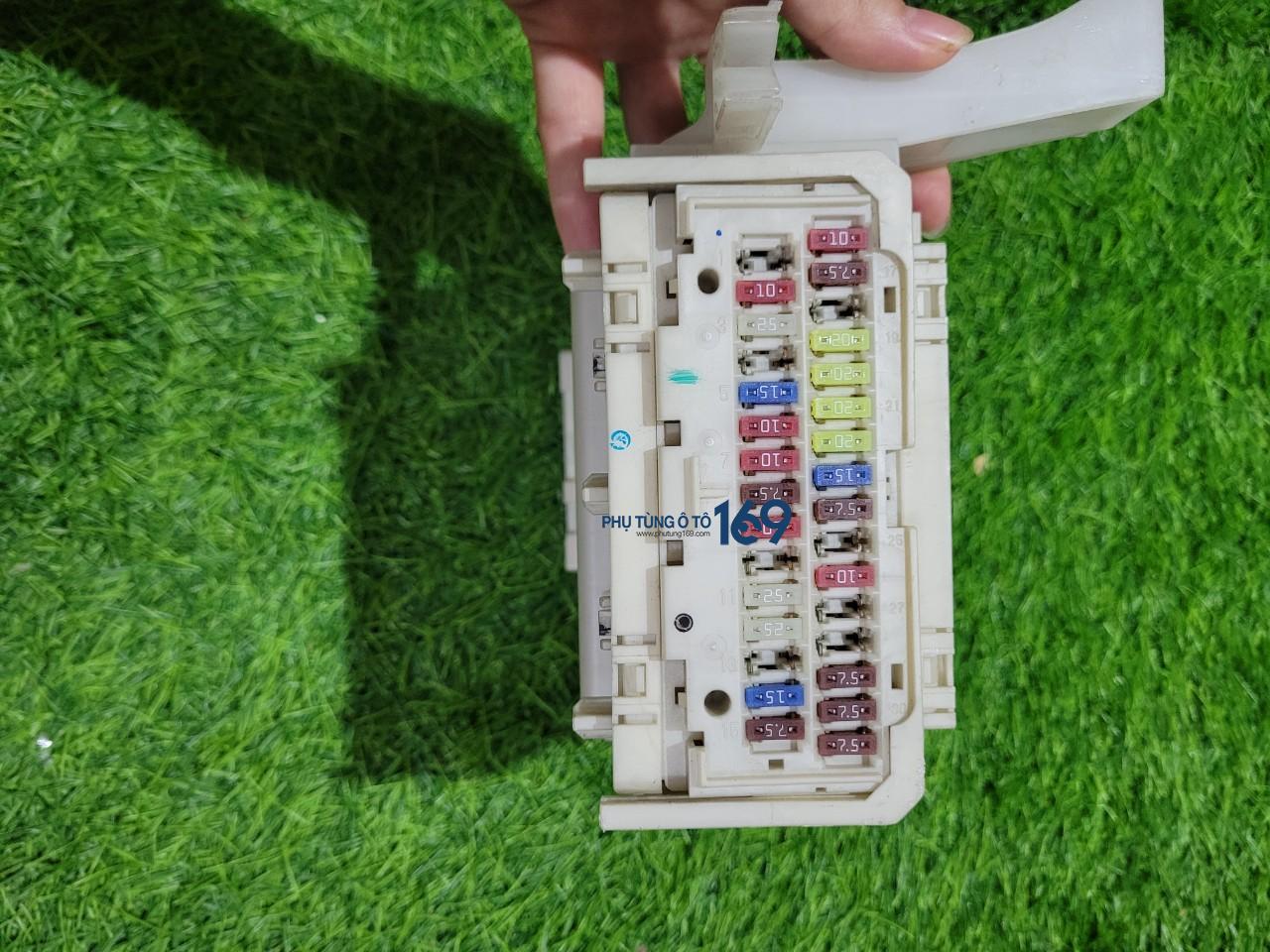 Hộp cầu chì trong xe Altis Hộp cầu chì trong xe Altis