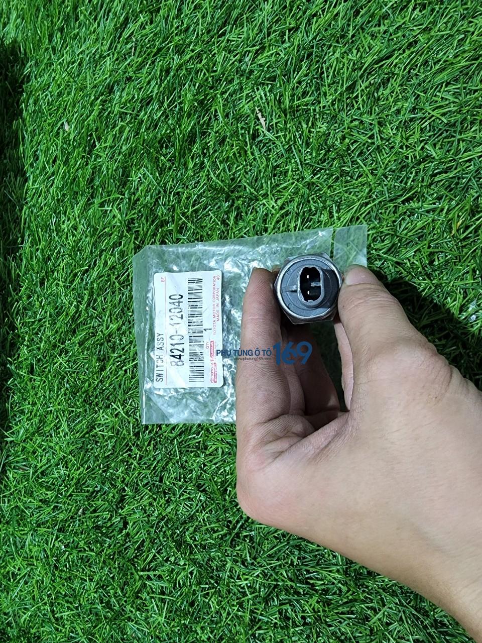 Công tắc đền lùi Hiace Công tắc đền lùi Hiace