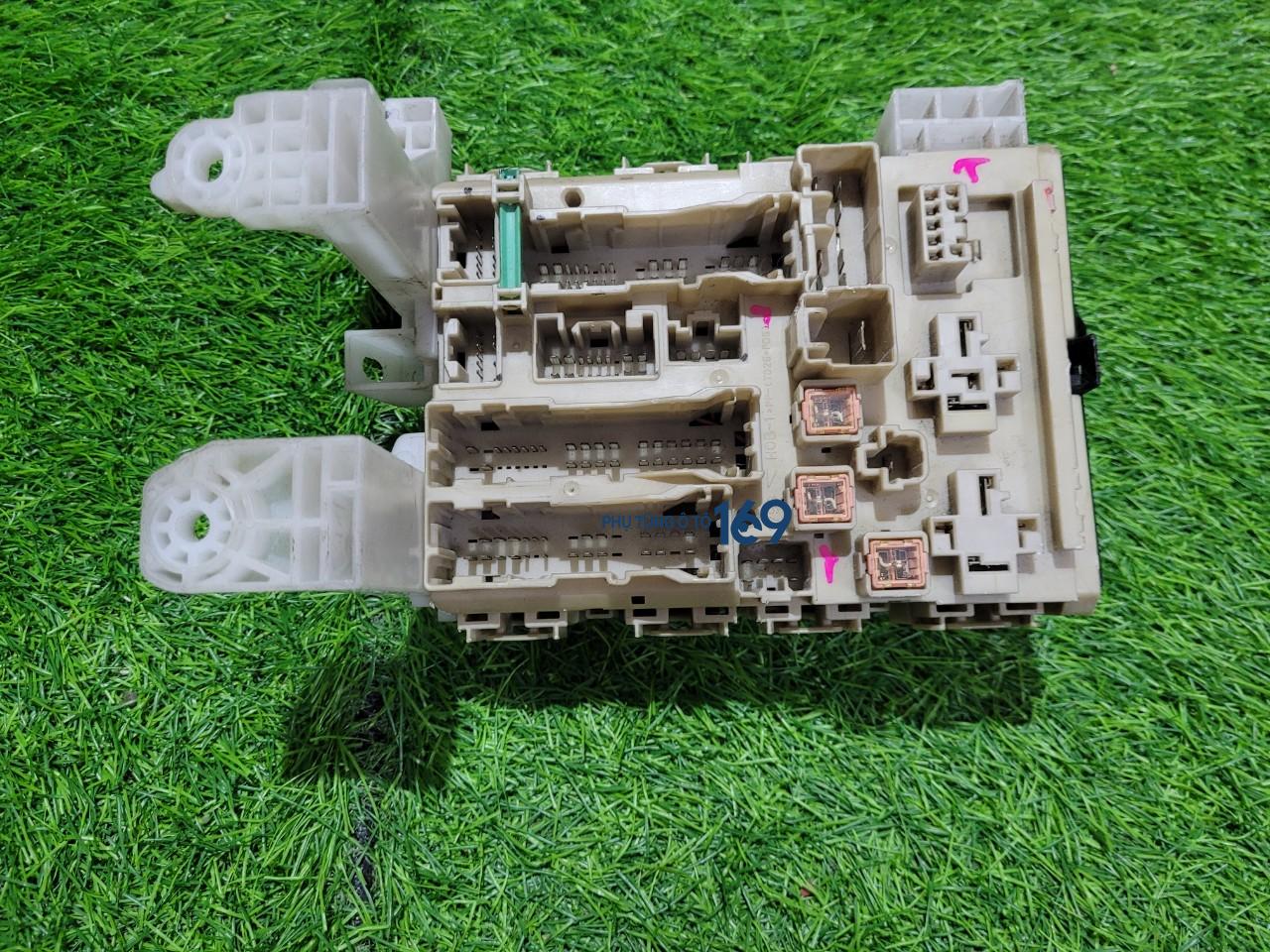 Hộp cầu chì trong xe Altis Hộp cầu chì trong xe Altis