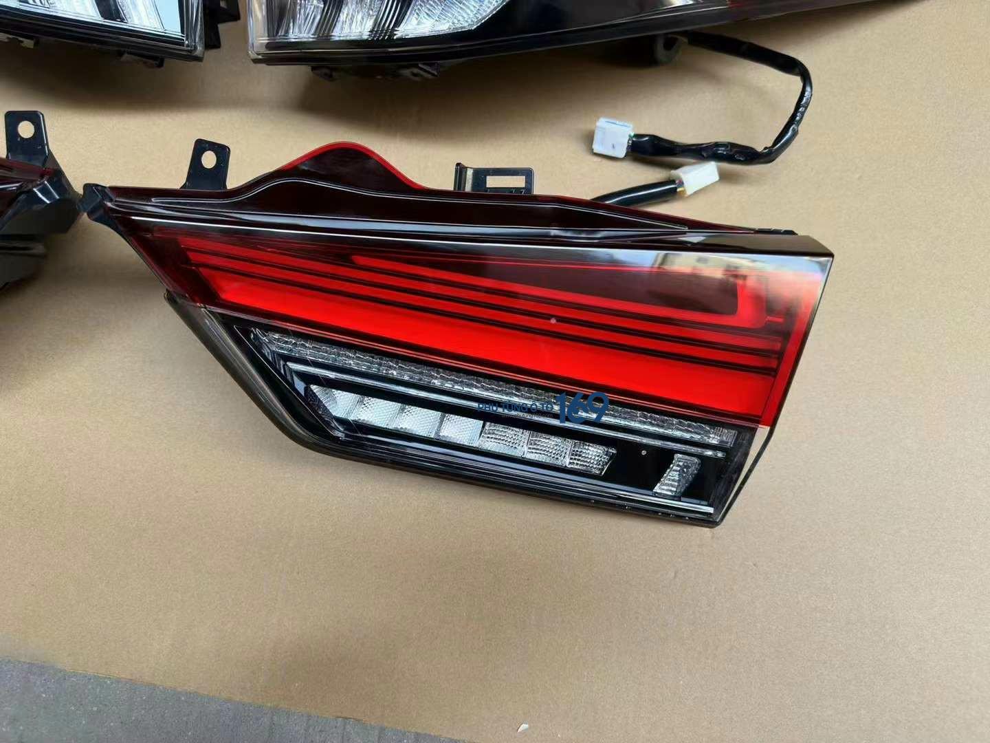Đèn hậu miếng trong Lexus Rx350 Đèn hậu miếng trong Lexus Rx350