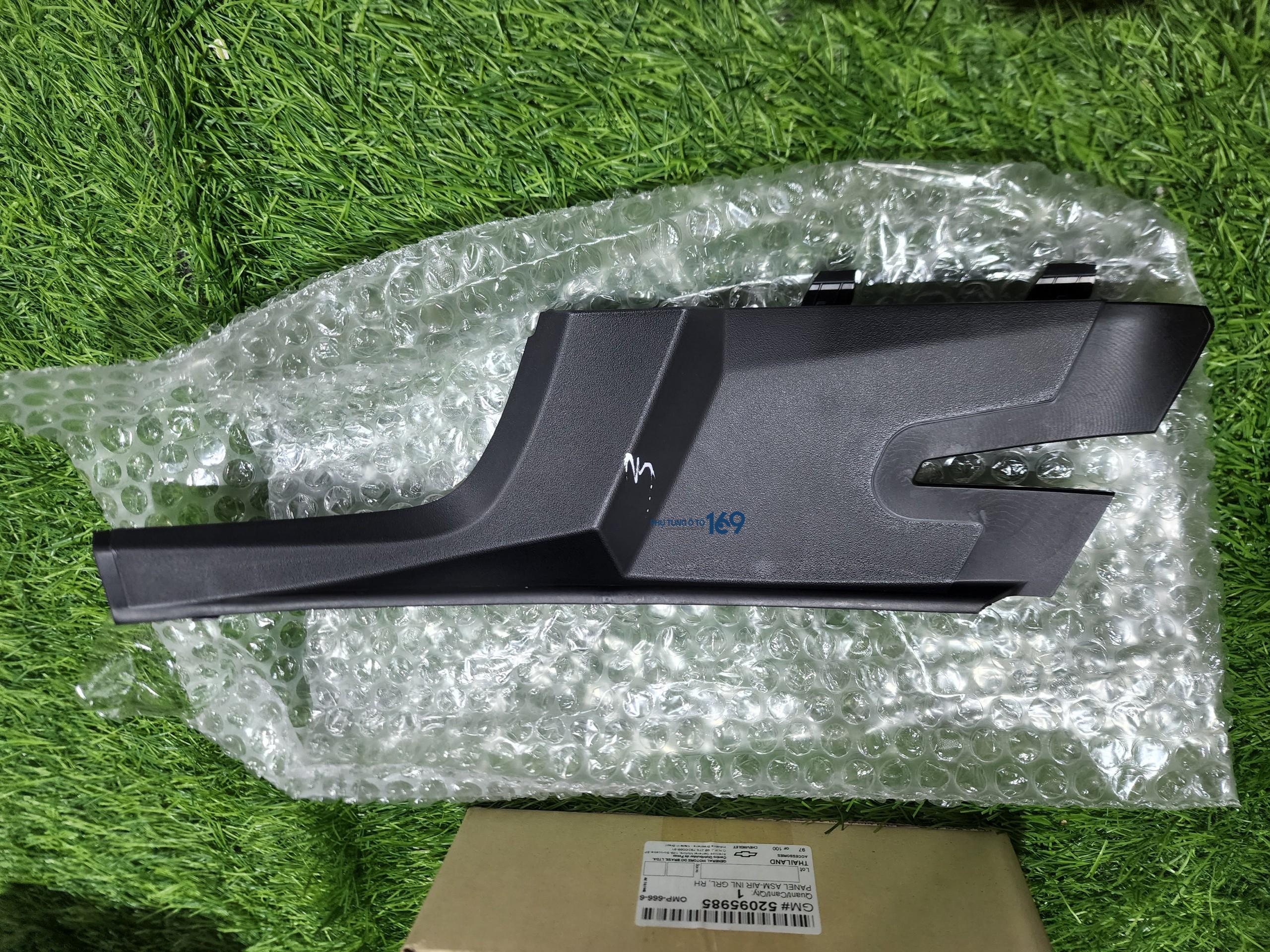 Ốp góc kính chắn gió phụ Colorado Ốp góc kính chắn gió phụ Colorado