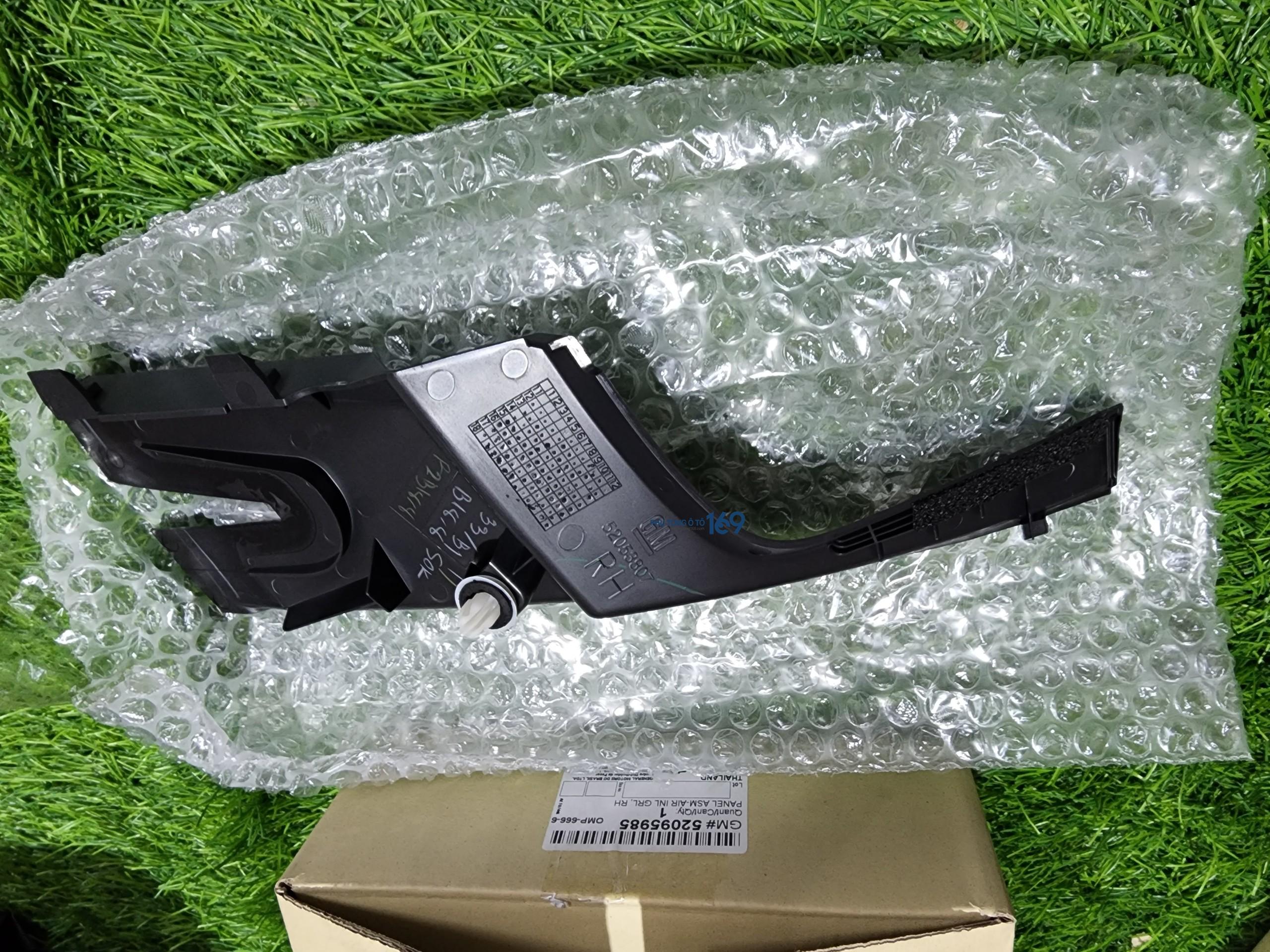 Ốp góc kính chắn gió phụ Colorado Ốp góc kính chắn gió phụ Colorado