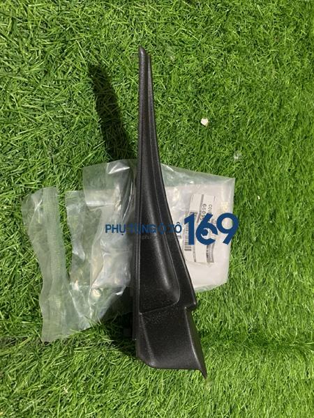 Ốp góc kính chắn gió phải Sunny Ốp góc kính chắn gió phải Sunny