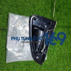 Tay mở cửa sau phải Spark