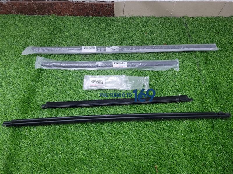 Nẹp chân kính ngoài sau trái Vios Nẹp chân kính ngoài sau trái Vios