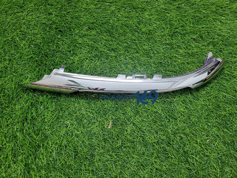 Ốp mạ đèn gầm phải Mercedes C250 Ốp mạ đèn gầm phải Mercedes C250