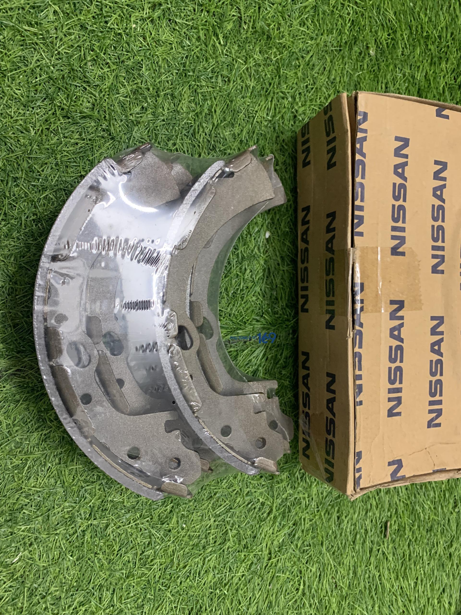 Má thắng sau Nissan Pathfinder Má thắng sau Nissan Pathfinder