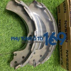 Má thắng sau Nissan Pathfinder