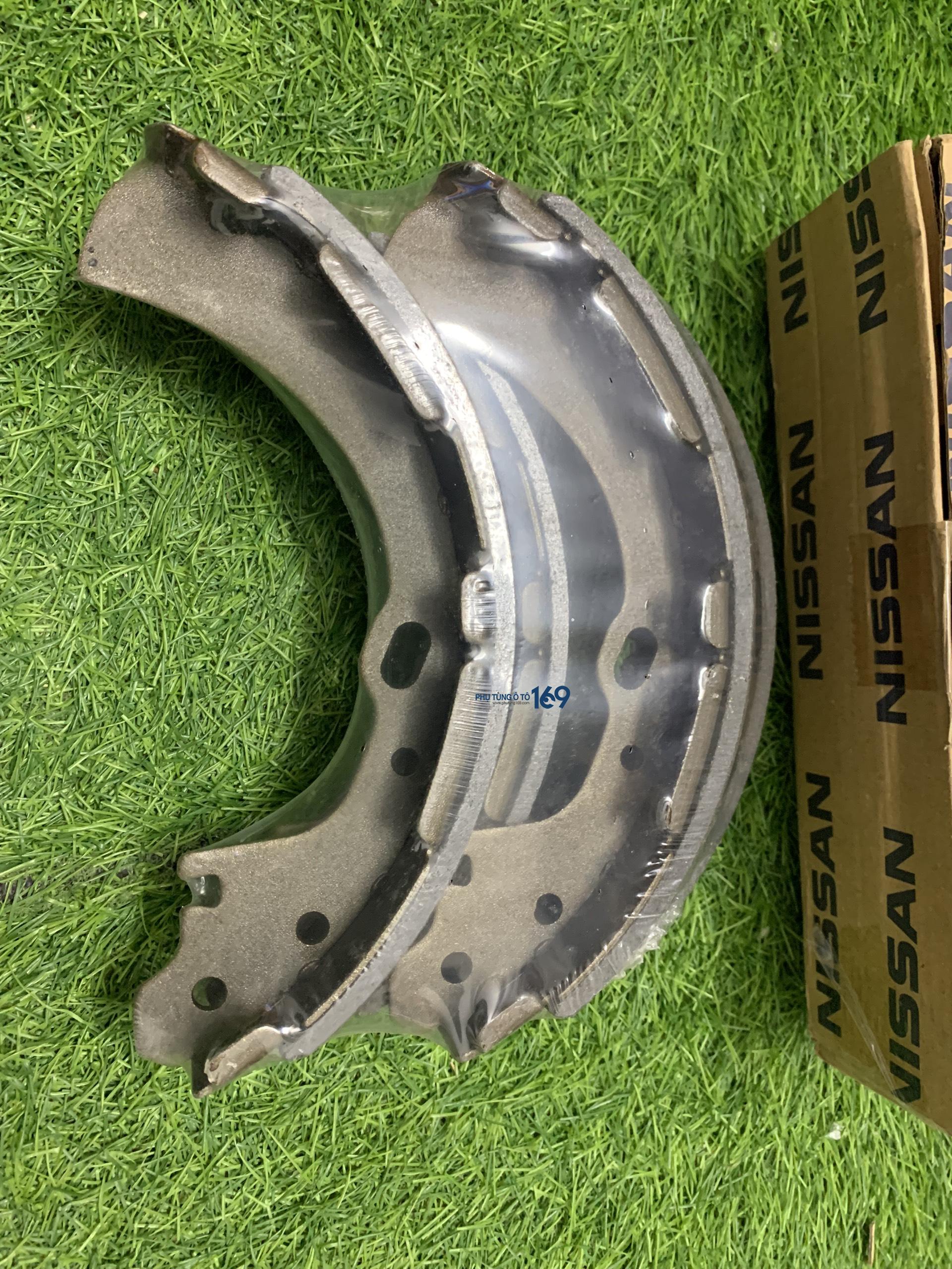 Má thắng sau Nissan Pathfinder Má thắng sau Nissan Pathfinder