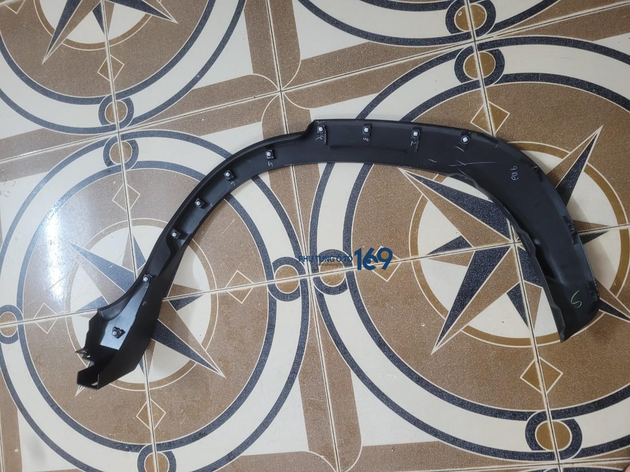 Ốp phồng hông sau phải Cross