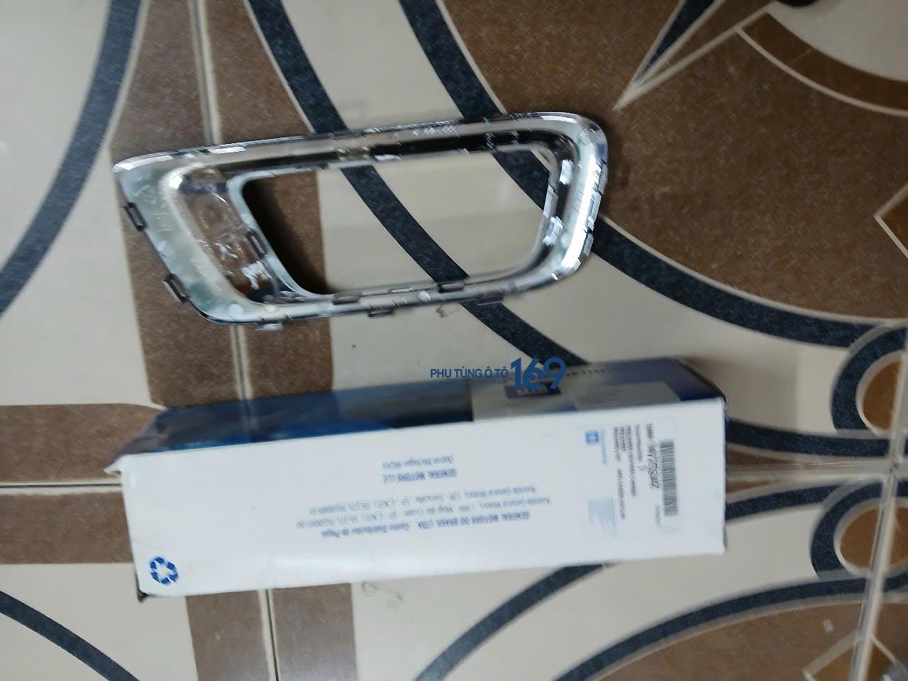 Ốp đèn gầm phải Colorado