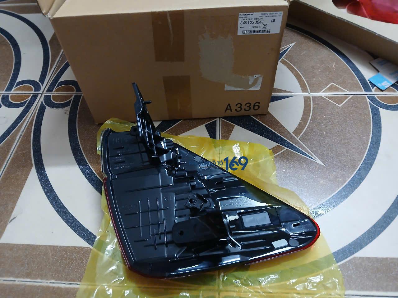 Đèn hậu ngoài phải Subaru Forestera