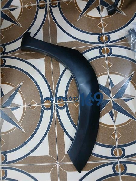 Ốp phồng tai xe Toyota Hilux