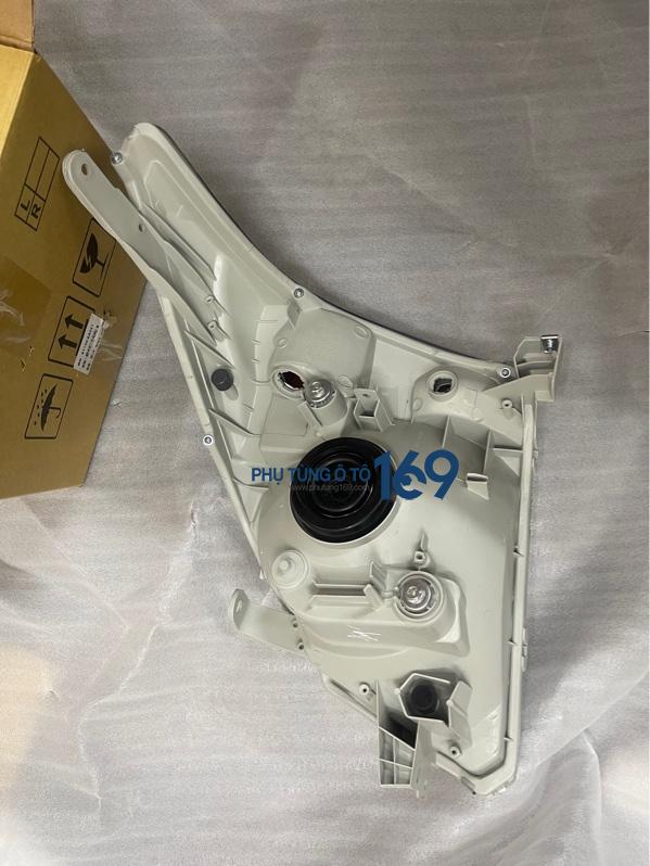 Đèn pha phải Toyota Land Cruiser Prado.