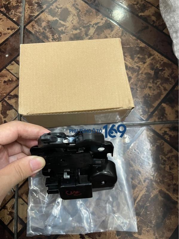 Khóa ngậm cốp hậu Nissan Sunny.