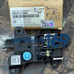 Tay mở trong Hyundai Elantra