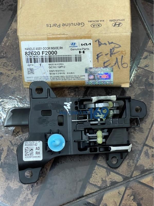 Tay mở trong Hyundai Elantra Tay mở trong Hyundai Elantra