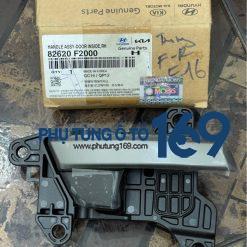 Tay mở trong Hyundai Elantra