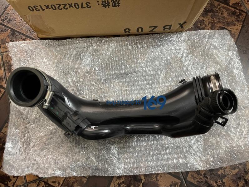 Ống gió nạp turbo Peugeot 3008.